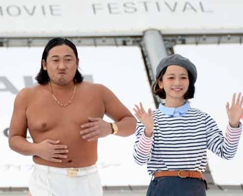 ロバート秋山、人気モデルに裸で密着 観客絶叫