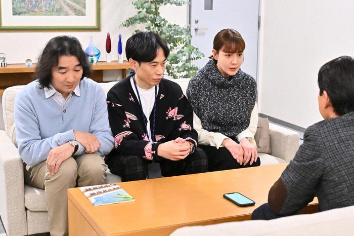 池田鉄洋、板倉俊之、トリンドル玲奈、阿部サダヲ「不適切にもほどがある!」第4話より(C)TBS