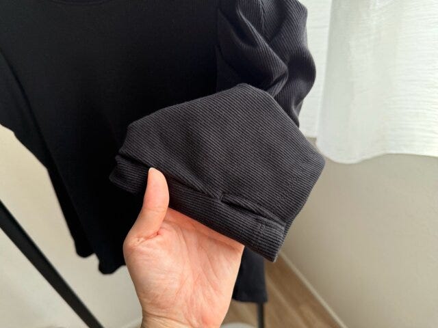 GU　ギャザースリーブT（7分袖）Z　BLACK　袖にスリットが入っている