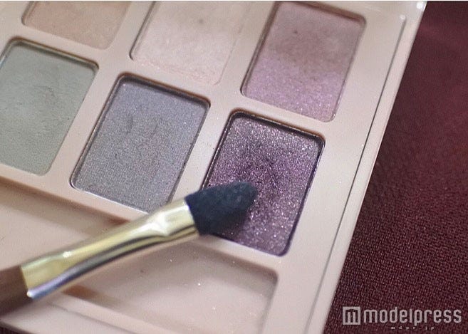 アイライナーの代わりにパープルニュアンスのブラックをON/写真・MAKO(C)モデルプレス