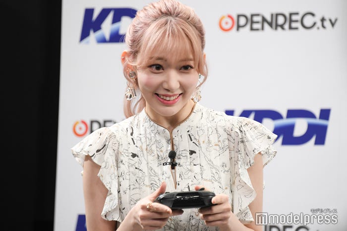 ゲームをする宮脇咲良 (C)モデルプレス