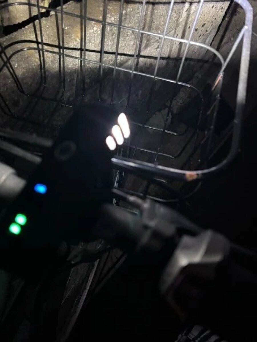 自転車のハンドルに取り付けられたライトが暗闇を明るく照らしている 自転車のハンドルに取り付けられたライトが暗闇を明るく照らしている