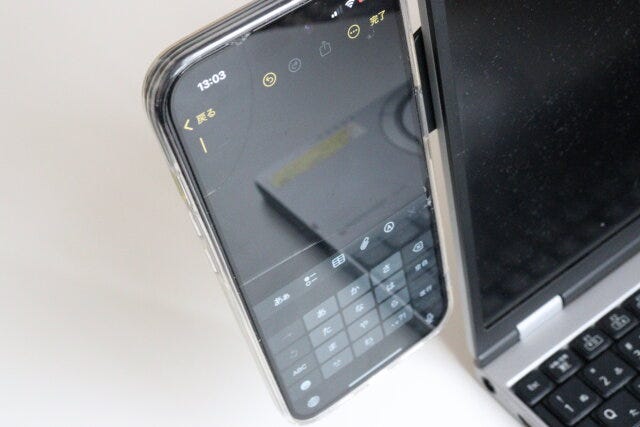 マグネット式ノートパソコン用スマートフォンホルダー　使用例
