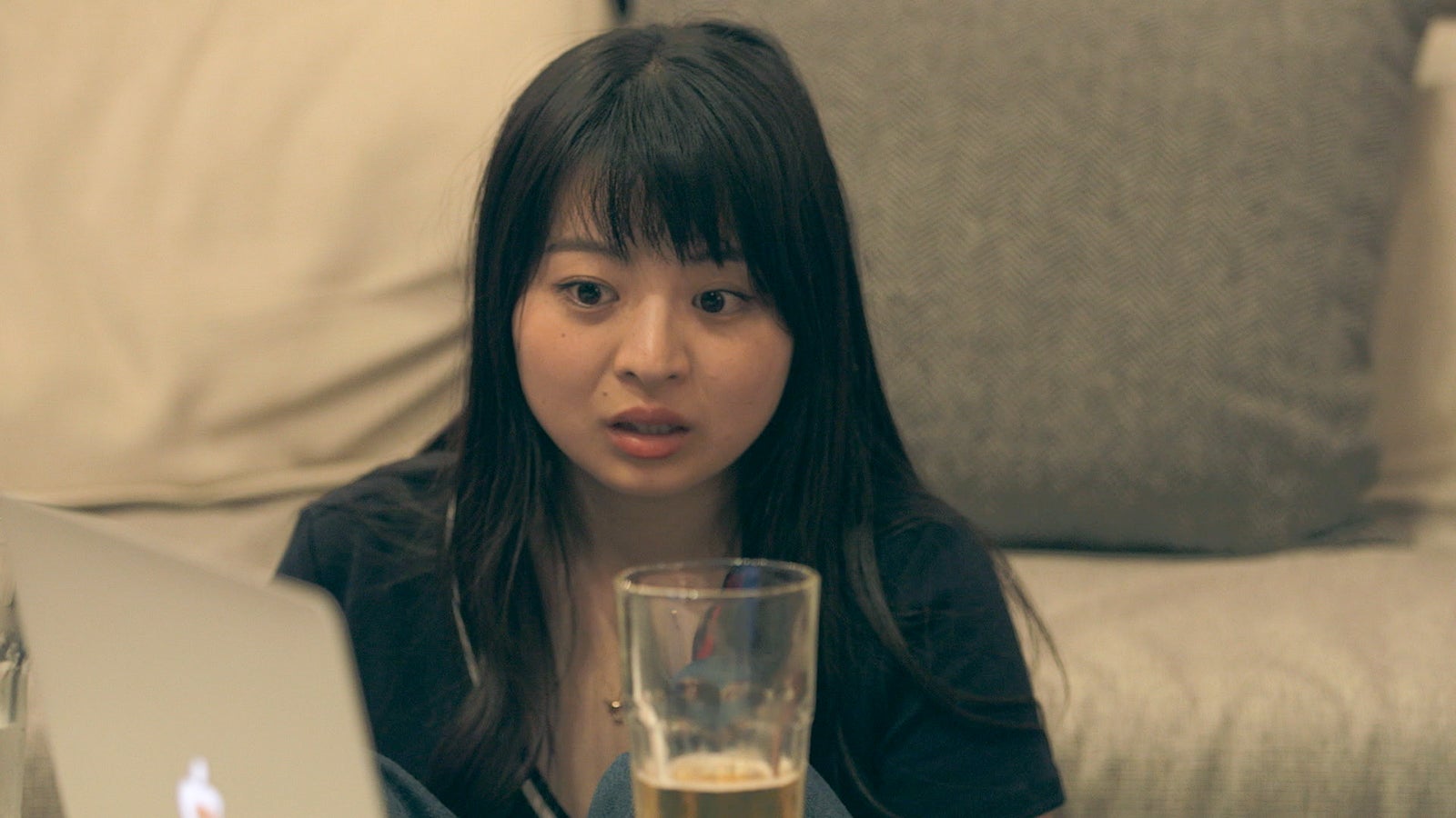 海斗のスケート動画に驚く優衣「TERRACE HOUSE OPENING NEW DOORS」35th WEEK（C）フジテレビ／イースト・エンタテインメント