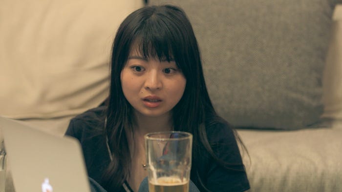 海斗のスケート動画に驚く優衣「TERRACE HOUSE OPENING NEW DOORS」35th WEEK(C)フジテレビ/イースト・エンタテインメント