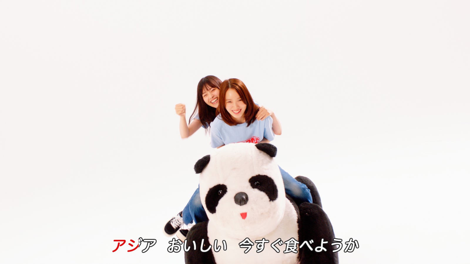 西野七瀬、飯豊まりえ／新TVCMより（提供写真）