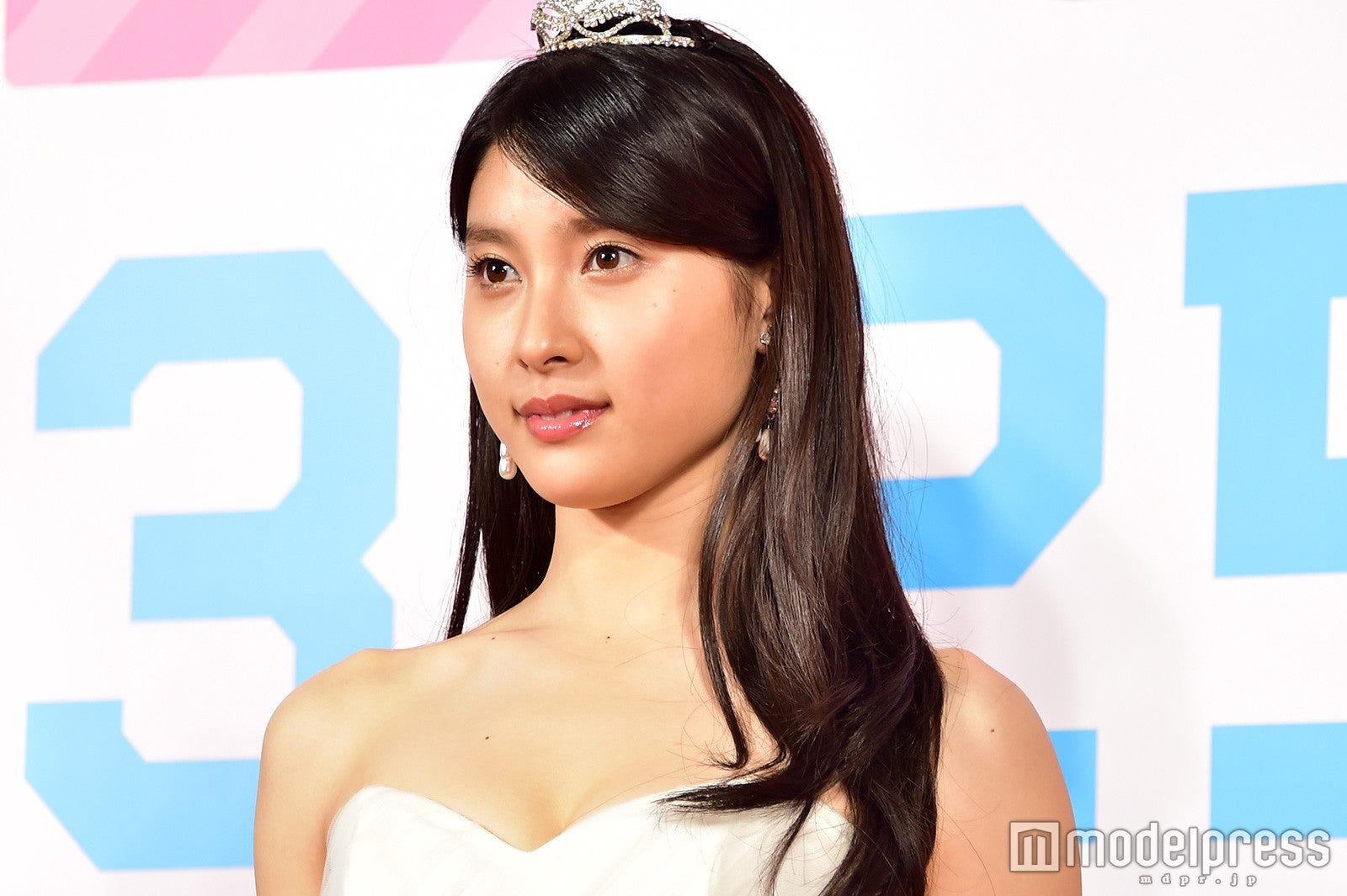 亀梨和也＆土屋太鳳「すいません、新婚なもんで」公開イチャイチャに大歓声