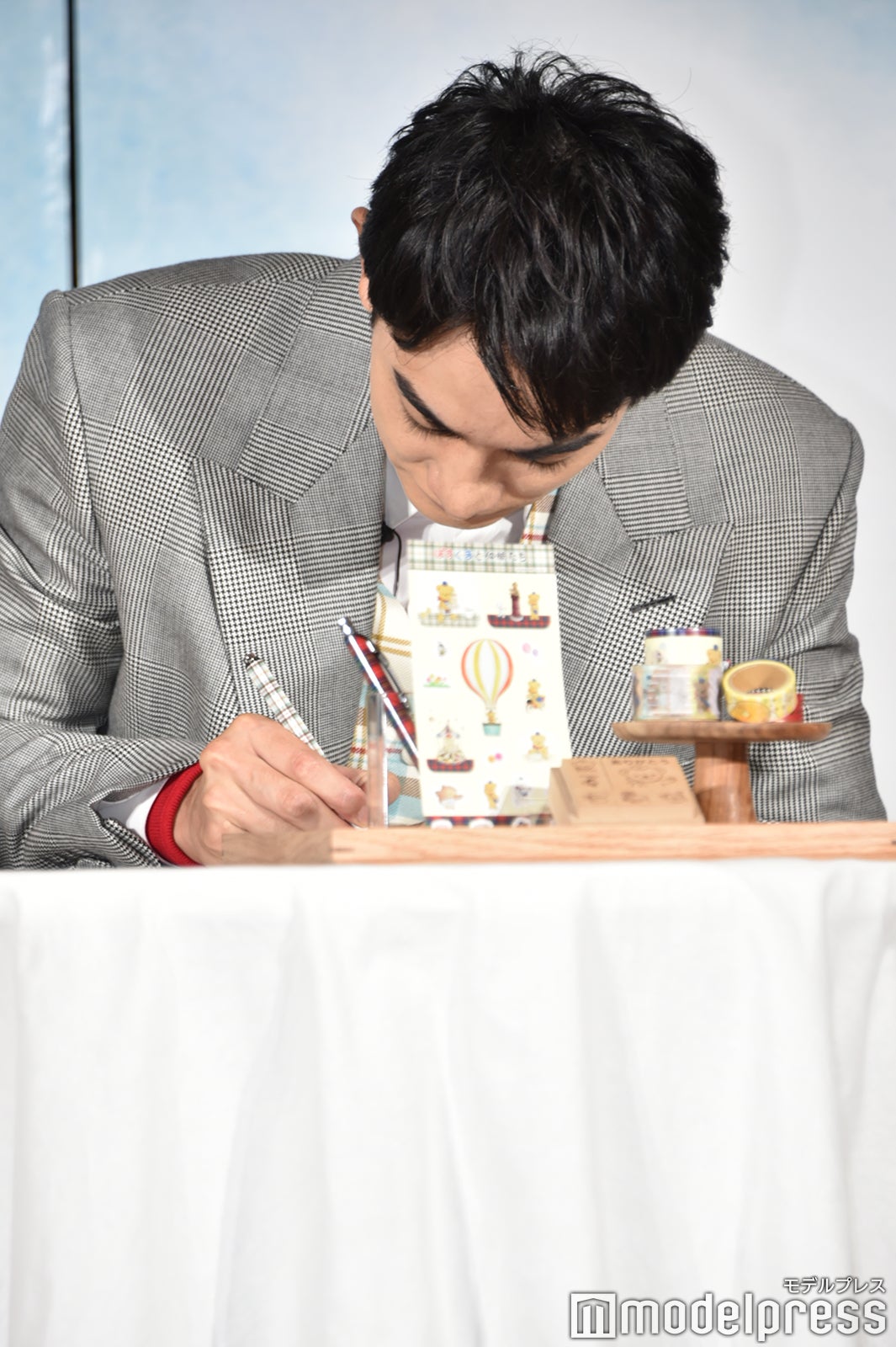 祖母に手紙を書く町田啓太（C）モデルプレス