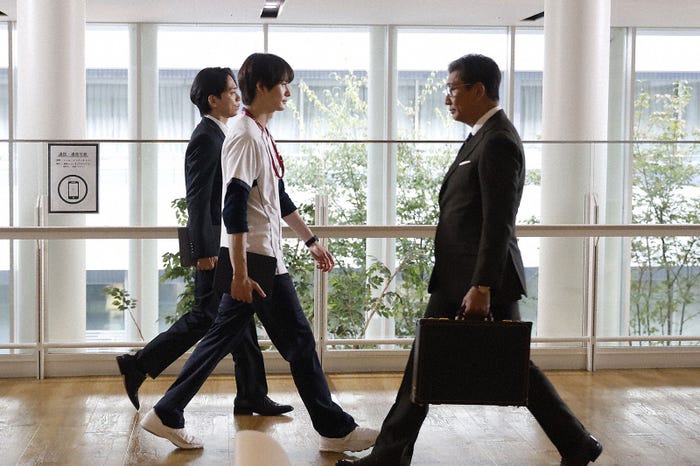 山崎育三郎、岡田将生、中井貴一「ザ・トラベルナース」第8話(C)テレビ朝日