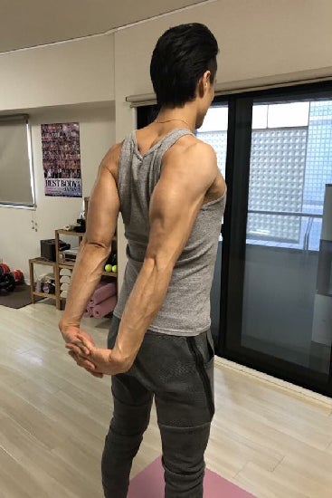 肩を後ろに動かすストレッチ