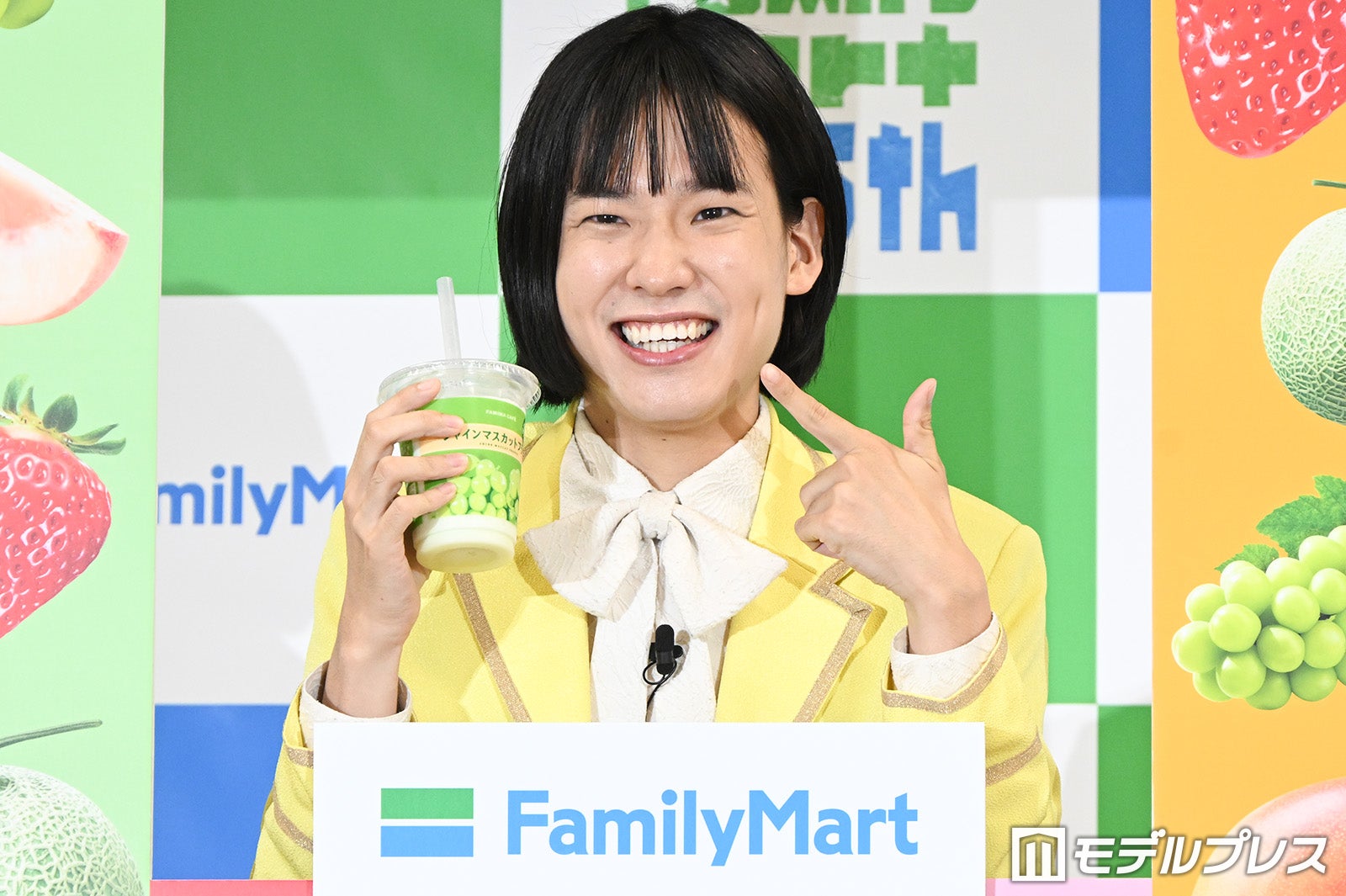 決め顔チャレンジをするおヨネ（C）モデルプレス