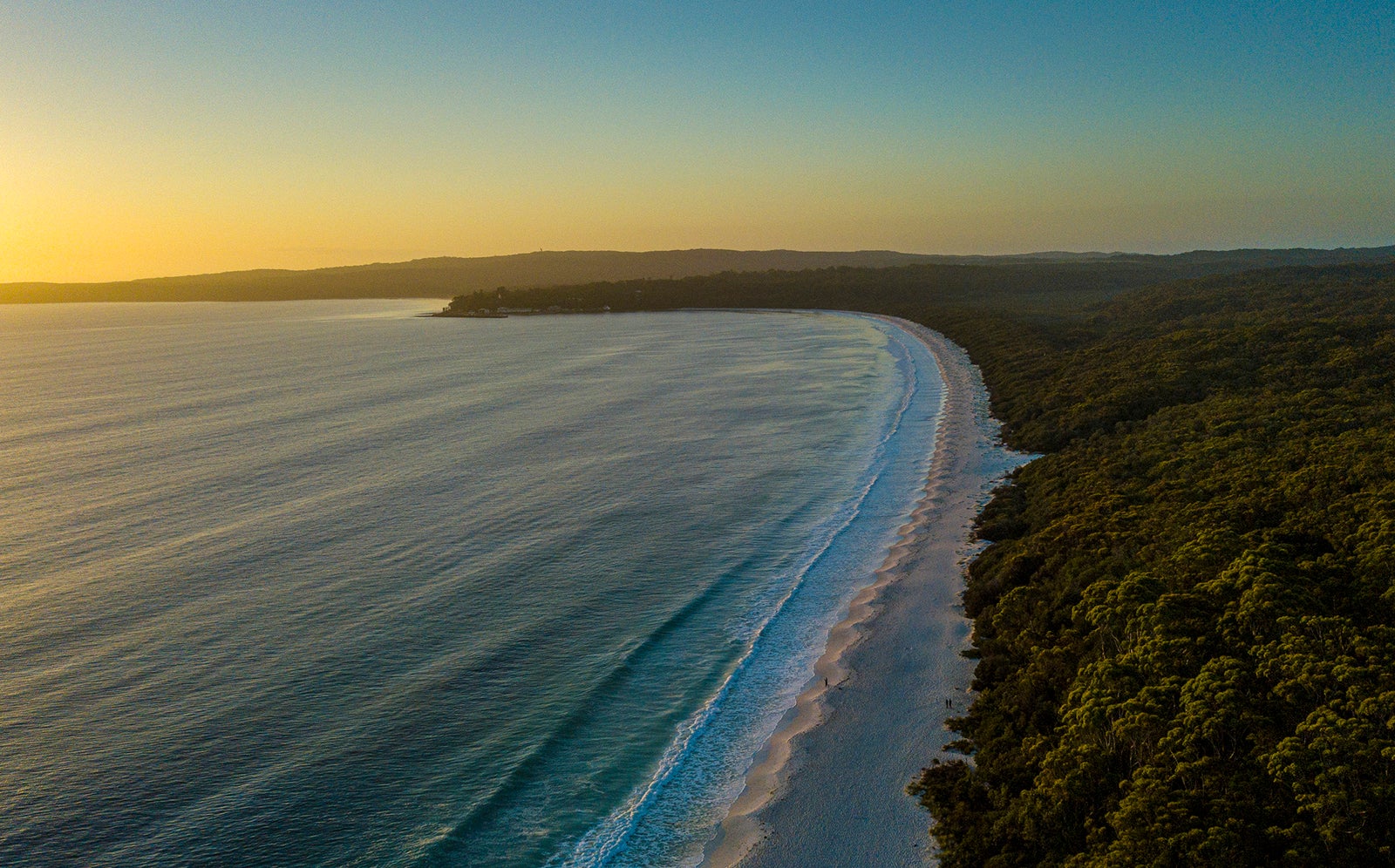 ターコイズブルーの美しい海が広がるジャービス・ベイ（C）Destination NSW