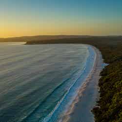 ターコイズブルーの美しい海が広がるジャービス・ベイ（C）Destination NSW
