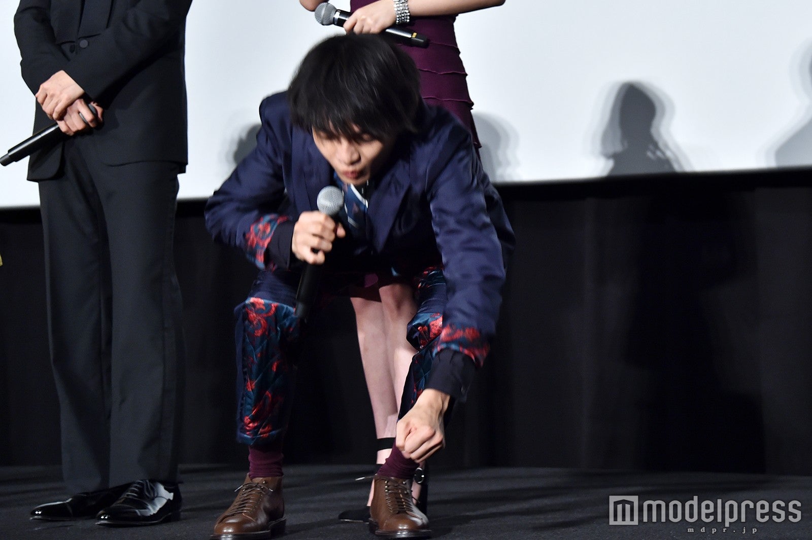 カメラもとらえられない山崎賢人の俊敏な動きを再現する岡山天音 （C）モデルプレス