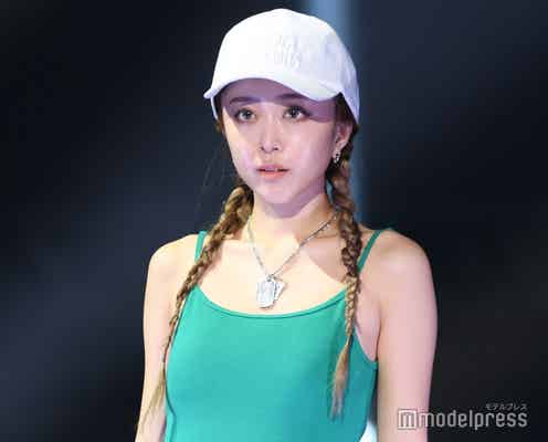 みりちゃむ、スリットから美脚披露 涼し気キャミワンピで登場【沖縄コレクション2024】
