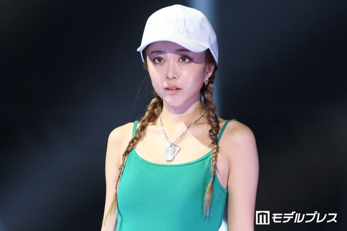 みりちゃむ、スリットから美脚披露 涼し気キャミワンピで登場【沖縄コレクション2024】