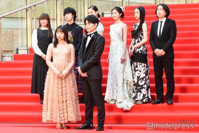 上段左から奥華子、ゆうたろう、箭内夢菜、恒松祐里、堀田真由、小林啓一監督、桜井日奈子、間宮祥太朗(C)モデルプレス