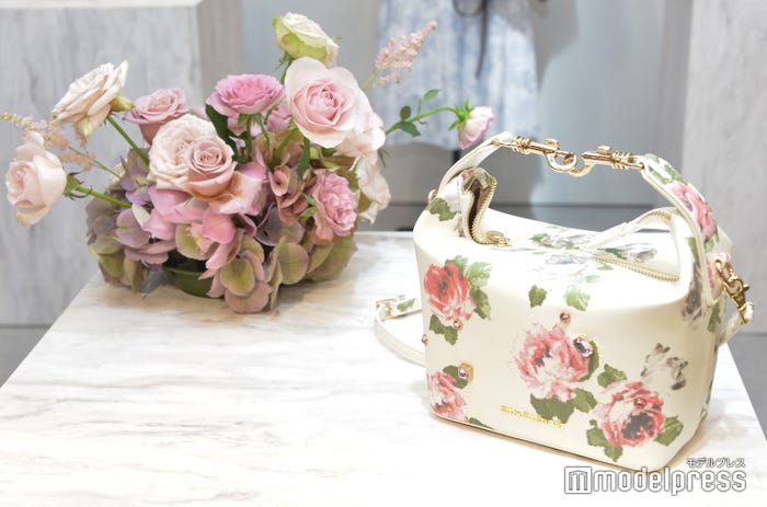 ROSE柄のバッグ(C)モデルプレス