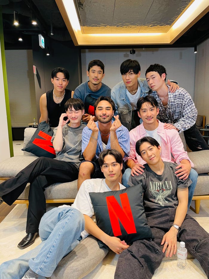 (後列左から)カズト、ユーサク、イクオ、リョウタ(中列左から)ゲンセイ、アラン、テホン(前列左から)シュン、ダイ/モデルプレス独占オフショット(提供写真)