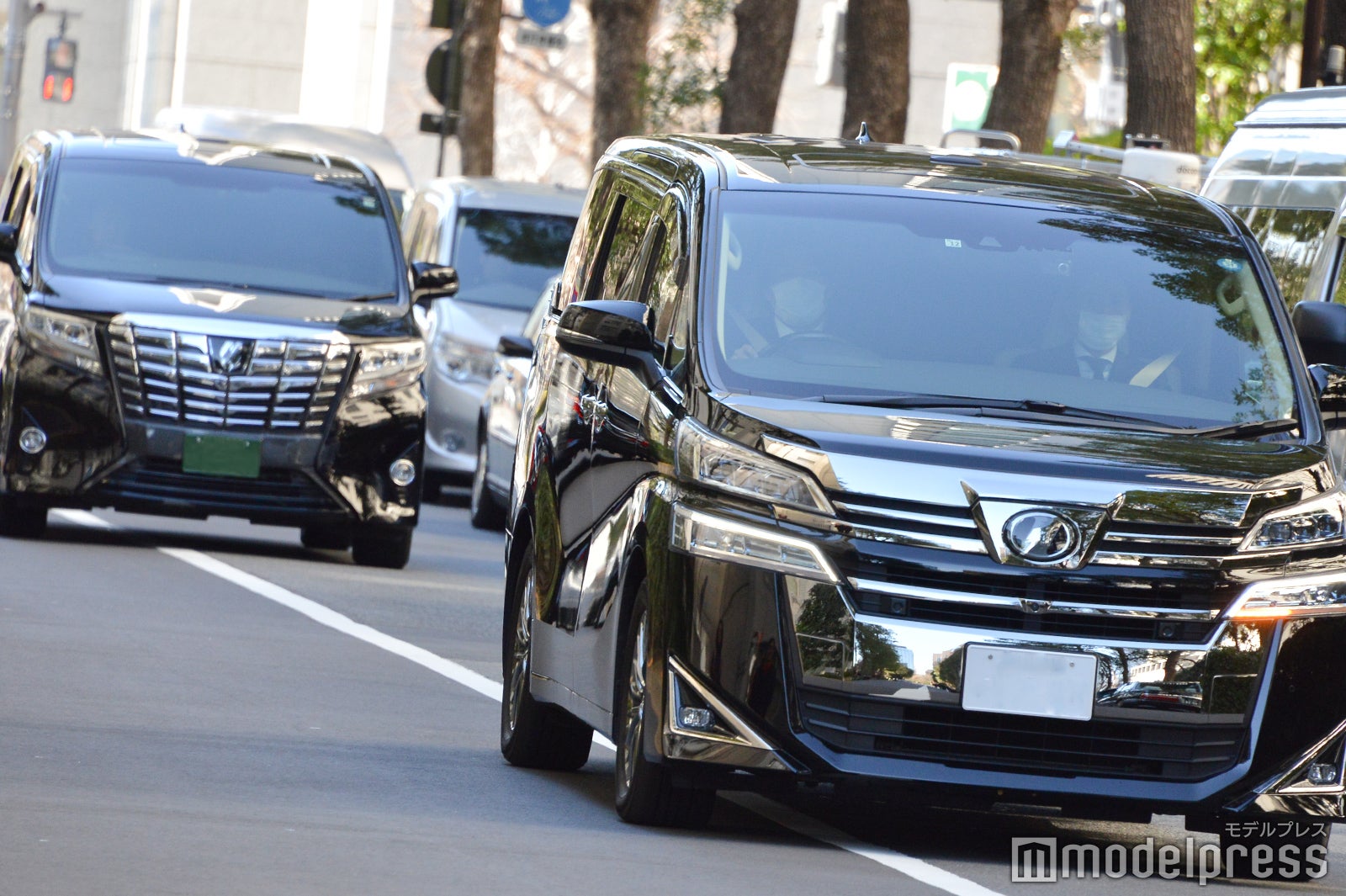 13時50分頃、2台のワンボックスカーが裁判所に到着（C）モデルプレス