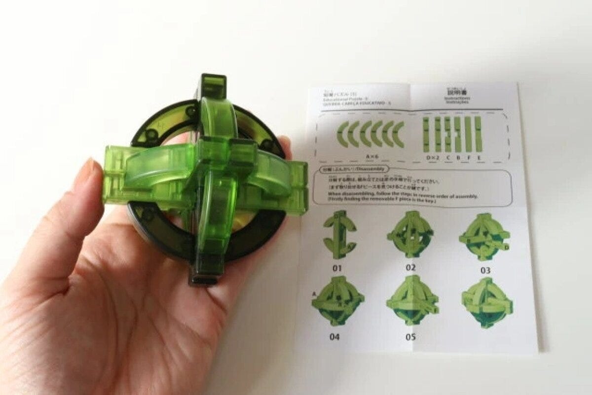 ダイソー知育パズル（5）完成品を手で持った様子と説明書