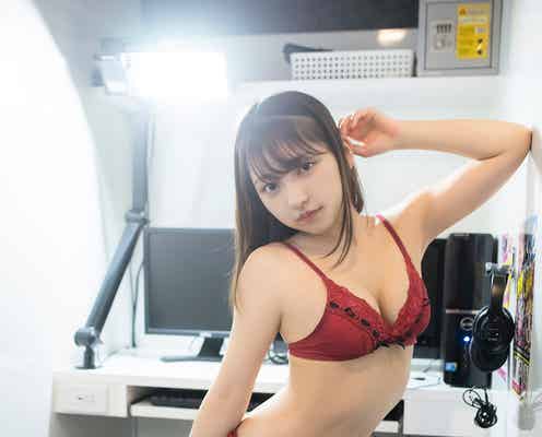 十味、ランジェリー姿でネット喫茶へ ふんわり美バストにドキッ