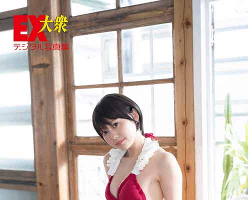 篠崎こころ、まさかの黒髪グラビアで美ボディ披露