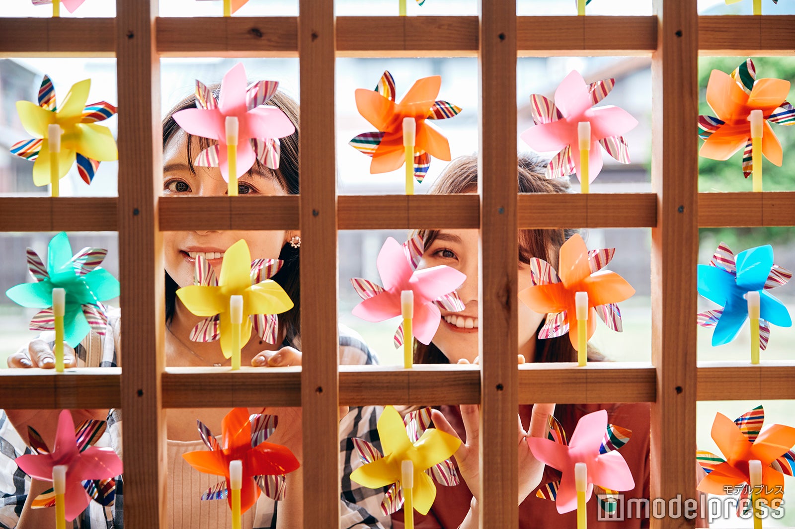 涼を感じるカラフルな風車棚。可愛さ抜群で見入っちゃう（C）モデルプレス