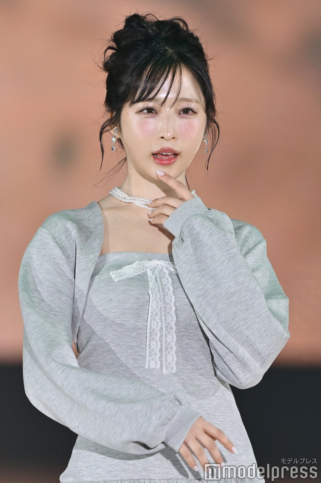 AKB48小栗有以、ガーリーミニワンピ姿でランウェイ 美脚スラリ