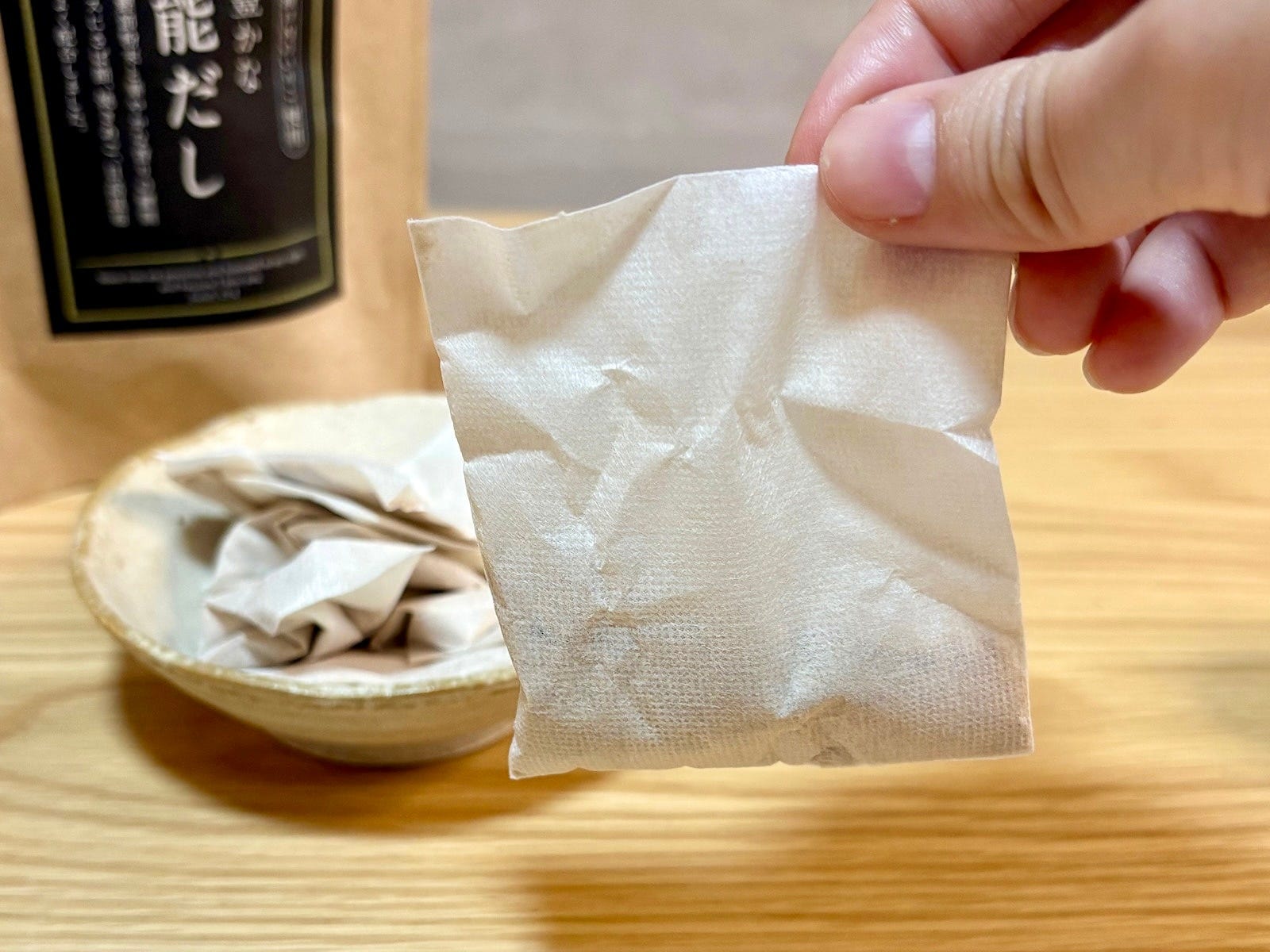 粉末状になっているだしパックが5包入っています。いれるだけで上品でコク深い味わいに