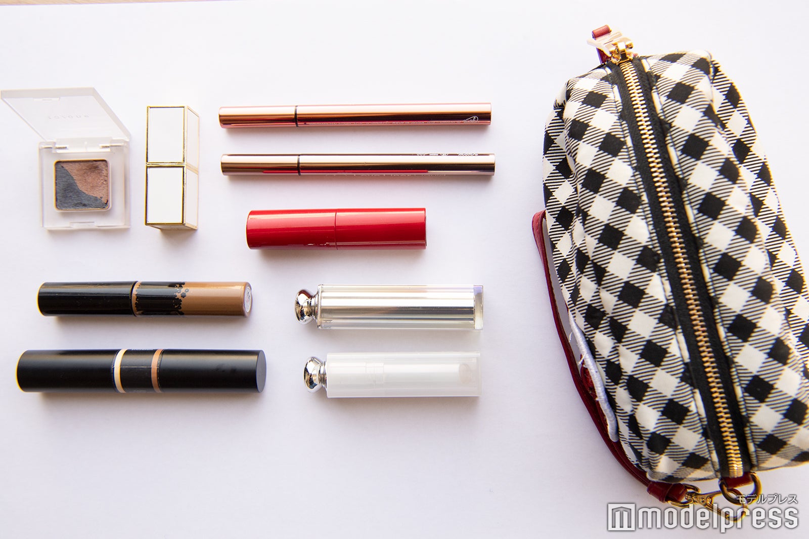 久代萌美アナウンサーのポーチの中身は？（C）モデルプレス