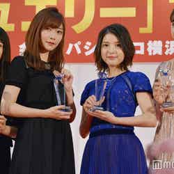 「クリスマスジュエリープリンセス賞」を受賞した（左から）miwa、指原莉乃、川島海荷、藤田ニコル（C）モデルプレス