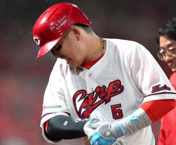 右手に死球の広島・小園が病院へ 試合後に新井監督が明かす 三回に右手甲に受け悶絶、五回の守備から途中交代 