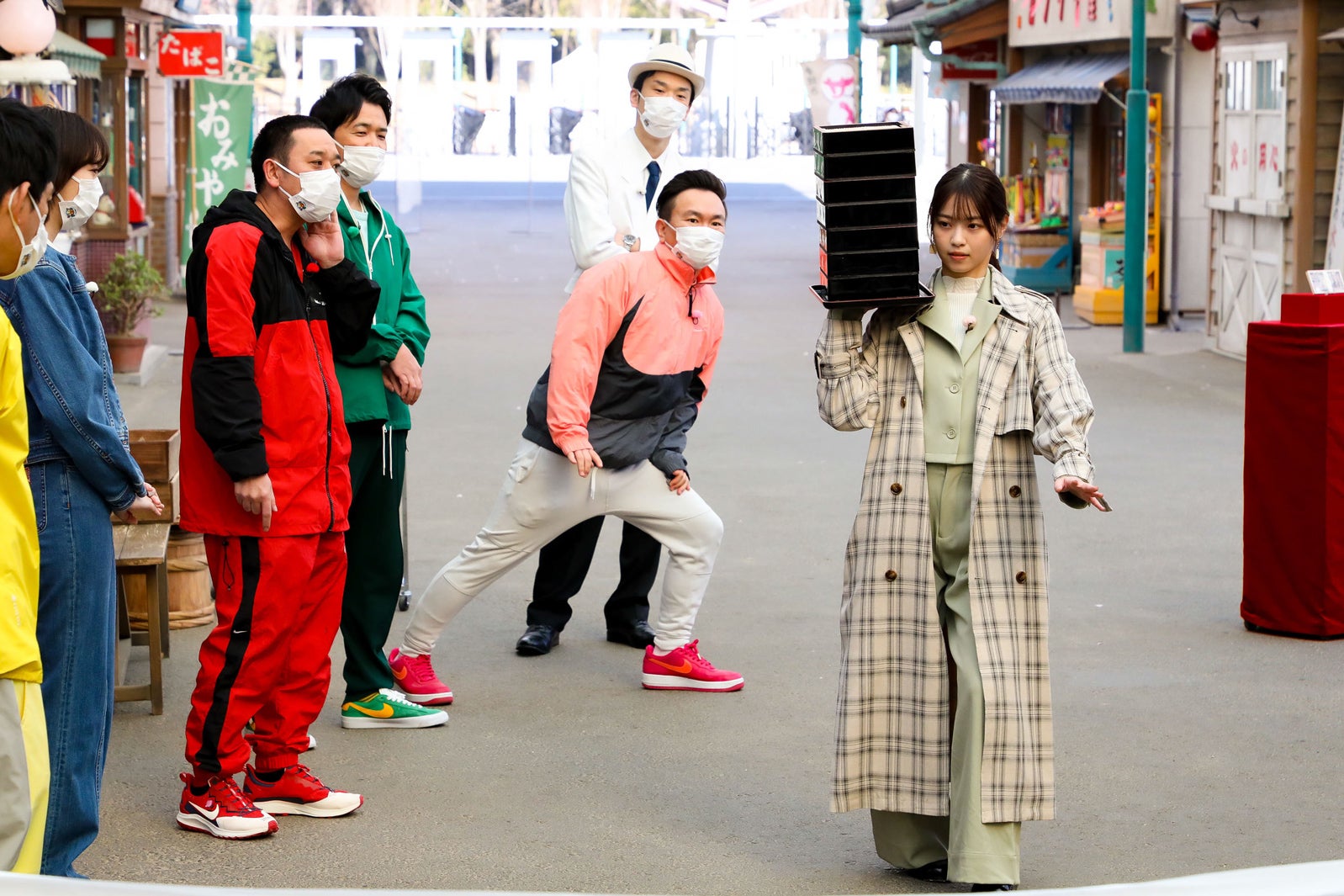 （左から）博多華丸、飯豊まりえ、大悟、ノブ、山内健司、濱家隆一、西野七瀬（C）カンテレ