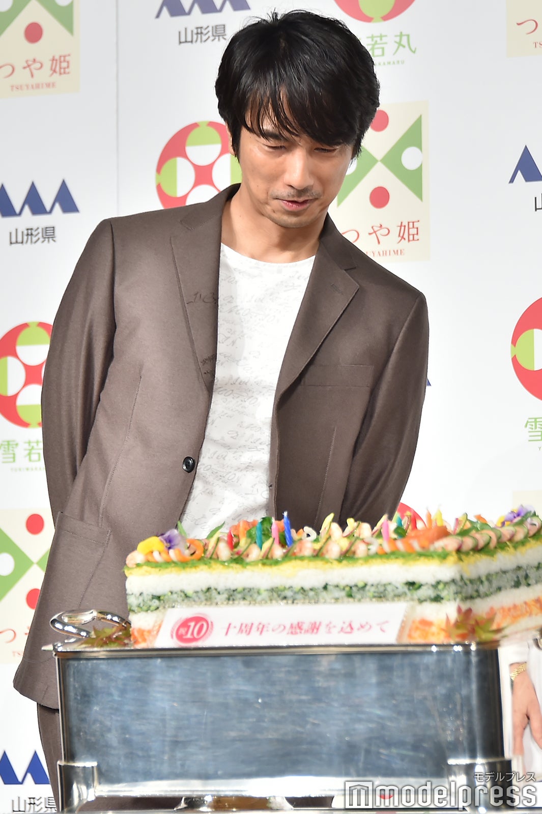 寿司ケーキに興味津々な眞島秀和（C）モデルプレス