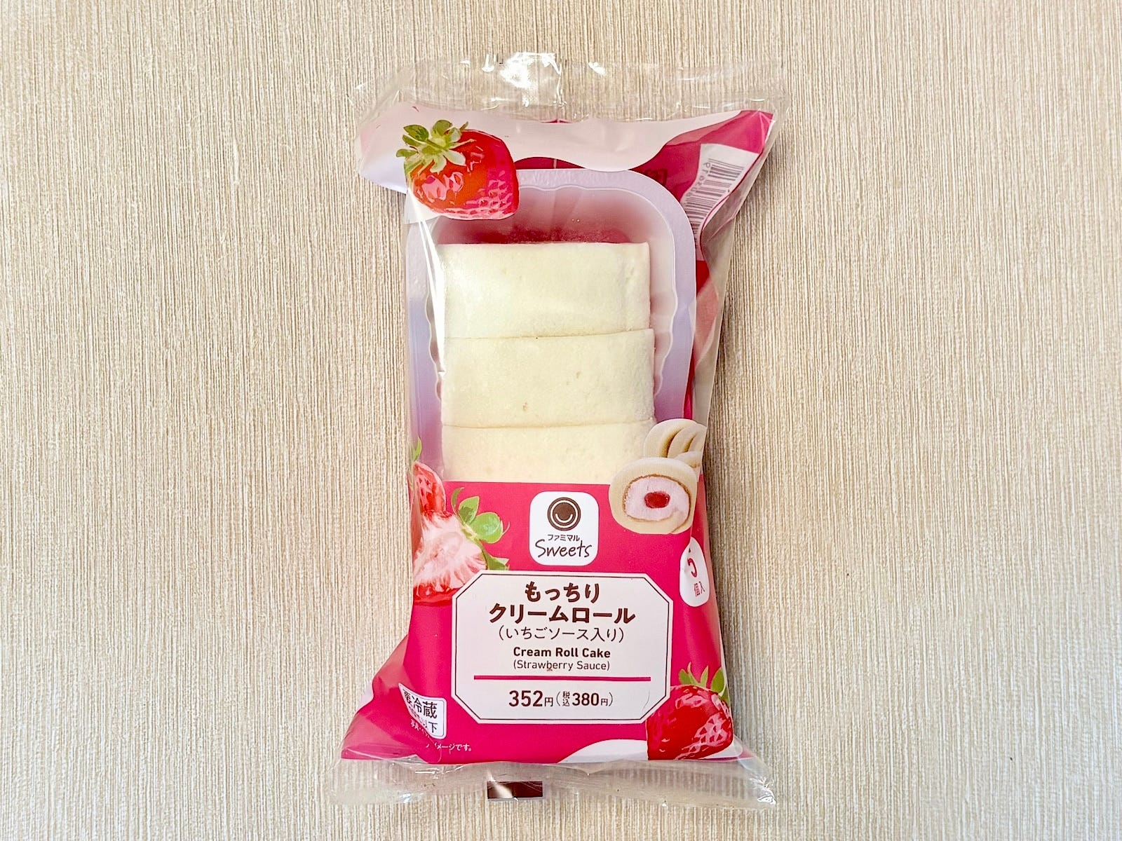 「もっちりクリームロール(いちごソース入り)」380円(税込)