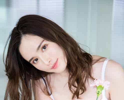 RIZINアンバサダーのクォーター美女・くるみ、ランジェリー姿で透き通る白肌披露 初写真集を発表