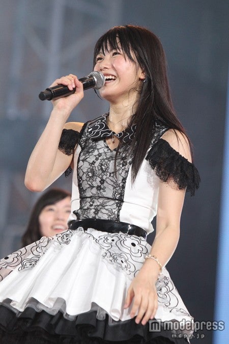 チームAキャプテンに任命された横山由依／「AKB48 2013真夏のドームツアー～まだまだ、やらなきゃいけないことがある～」福岡公演2日目より（C）AKS