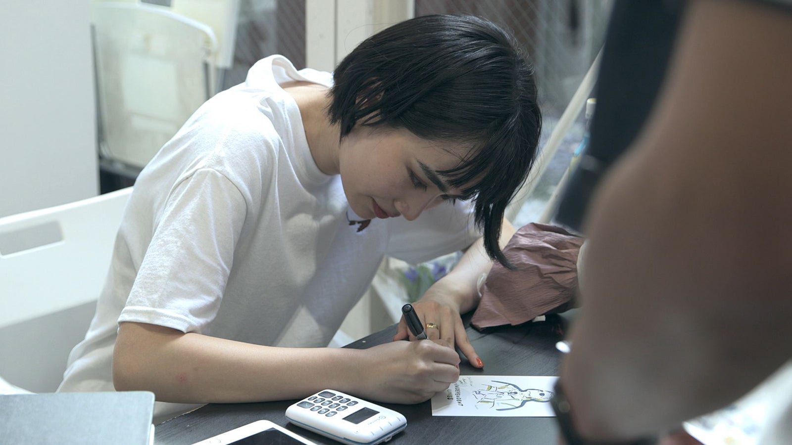 個展を開く香織「TERRACE HOUSE TOKYO 2019-2020」15th WEEK（C）フジテレビ／イースト・エンタテインメント