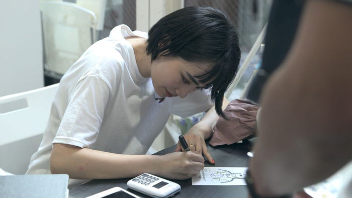 個展を開く香織「TERRACE HOUSE TOKYO 2019-2020」15th WEEK(C)フジテレビ/イースト・エンタテインメント