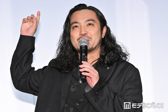 Creepy Nuts・R-指定の妻、子どもとの2ショット公開「親子で可愛すぎ」「成長早い」と反響