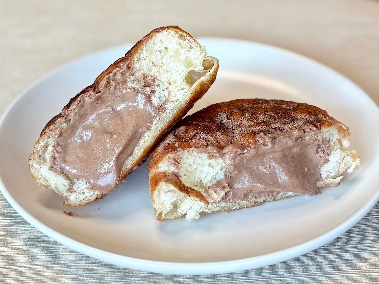 あふれそうなほど、たっぷりのマカダミアチョコホイップが入っています！