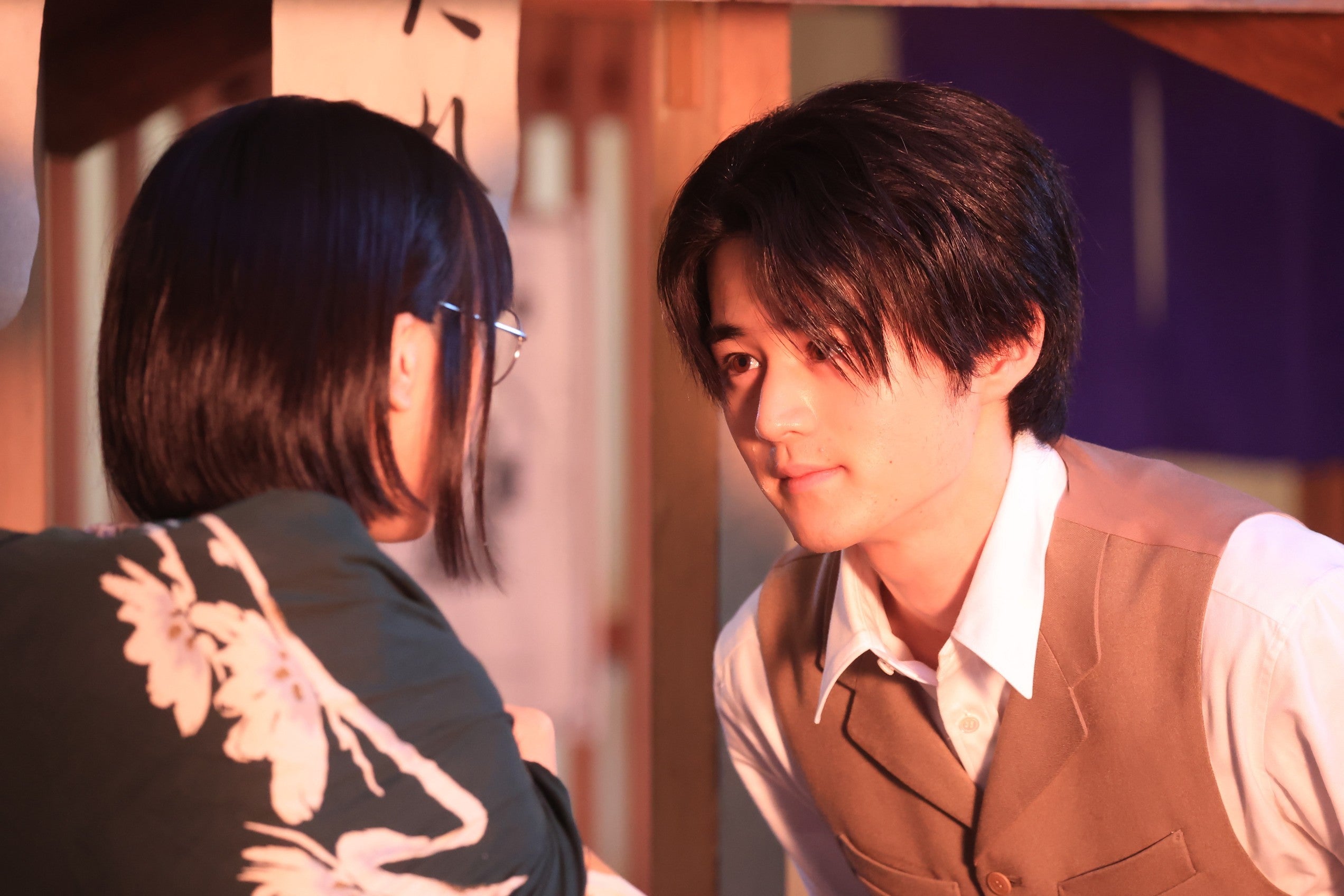 松本穂香、鈴鹿央士「嘘解きレトリック」第1話（C）フジテレビ