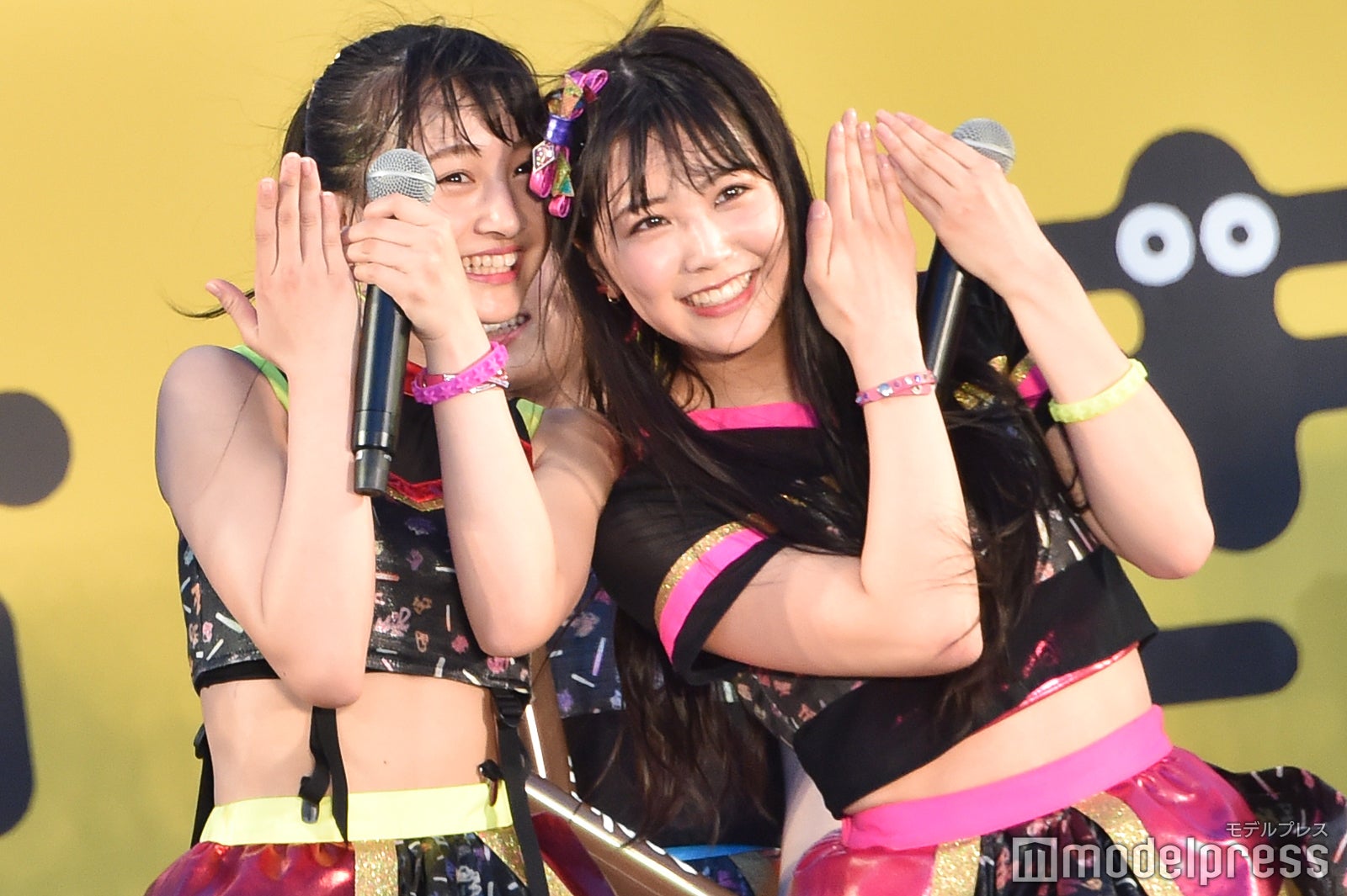 山本彩加と“ひょっこり” （C）モデルプレス