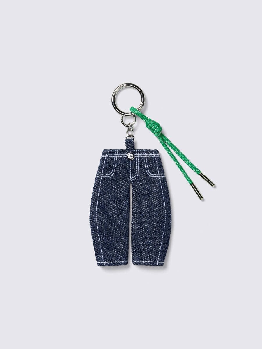 GUのバレルレッグジーンズを模したミニチュアチャーム。緑の紐付き GUのバレルレッグジーンズを模したミニチュアチャーム。緑の紐付き