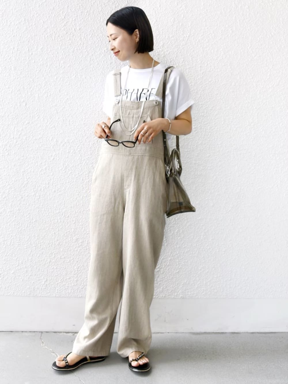 コットン＆リネンのサロペットで涼しく、かつ動きやすく　出典：WEAR