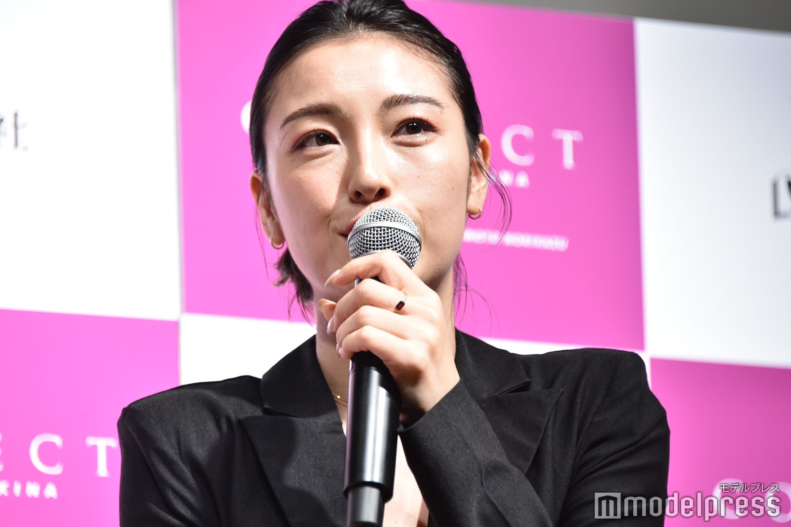 木下優樹菜、交際中のJリーガー・三幸秀稔との再婚の可能性に言及 “腕ブラ”写真集の反応は？