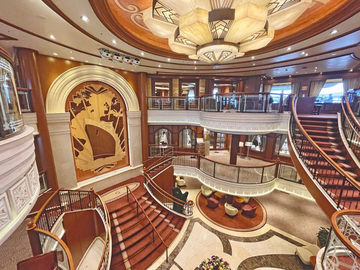 船内に一歩足を踏み入れると非日常の始まり。グランド・ロビーには寄木細工の壁画が飾られている