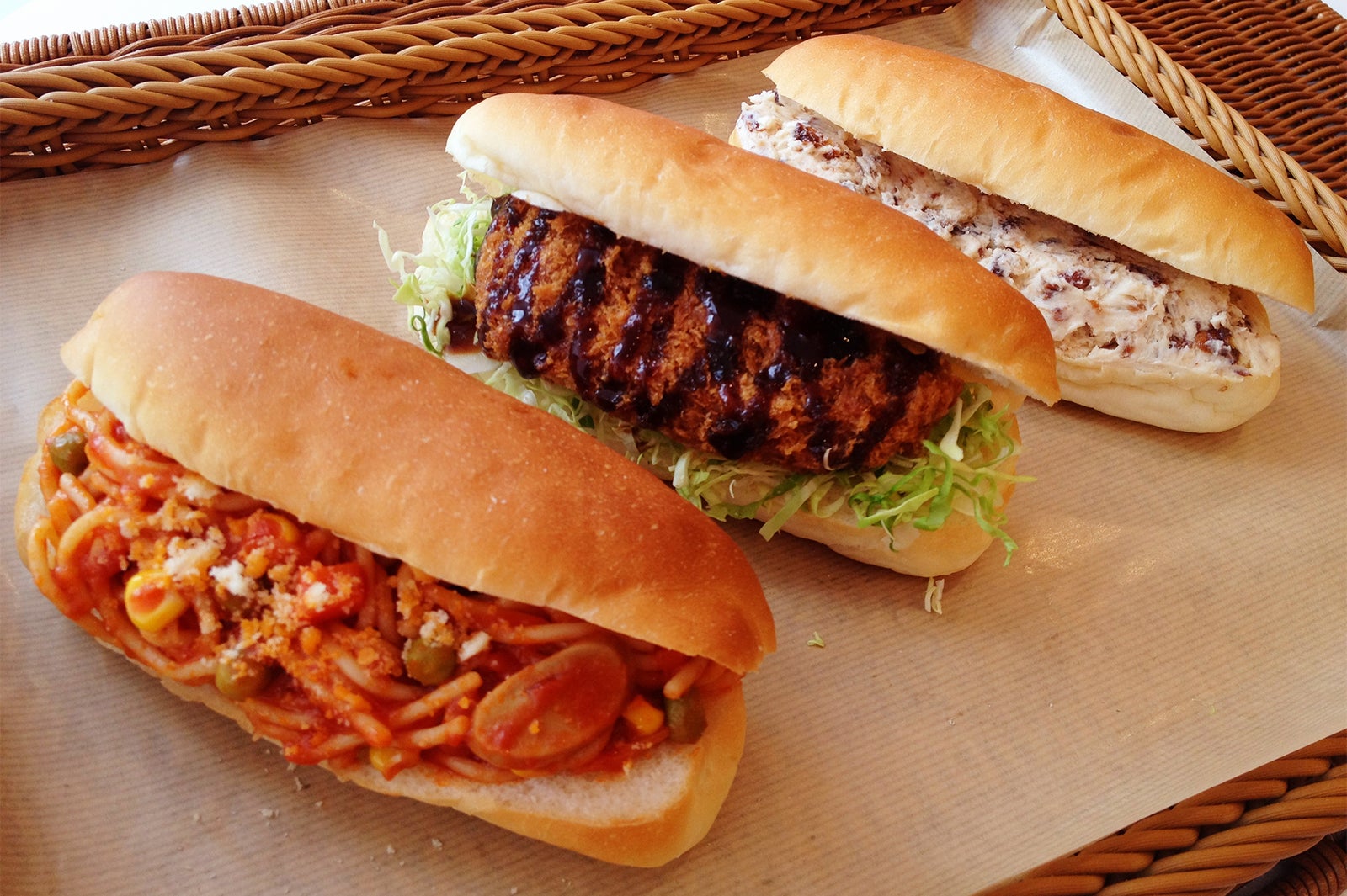 北海道産小麦を使った手作りのふわふわパンにご注文のフィリングを挟むコッペパン／画像提供：SUZU PR COMPANY