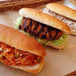 北海道産小麦を使った手作りのふわふわパンにご注文のフィリングを挟むコッペパン/画像提供:SUZU PR COMPANY